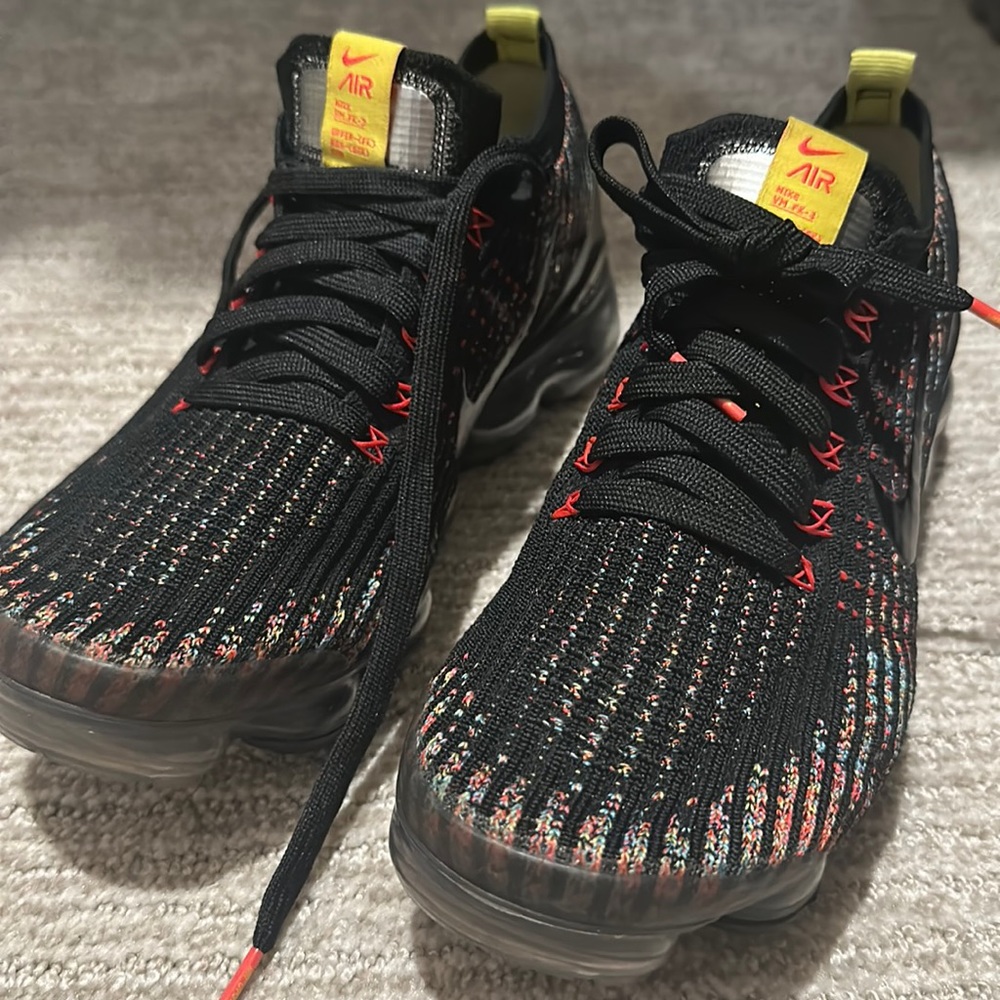 Nike black multi color vapor max in great used condition, very clean.
